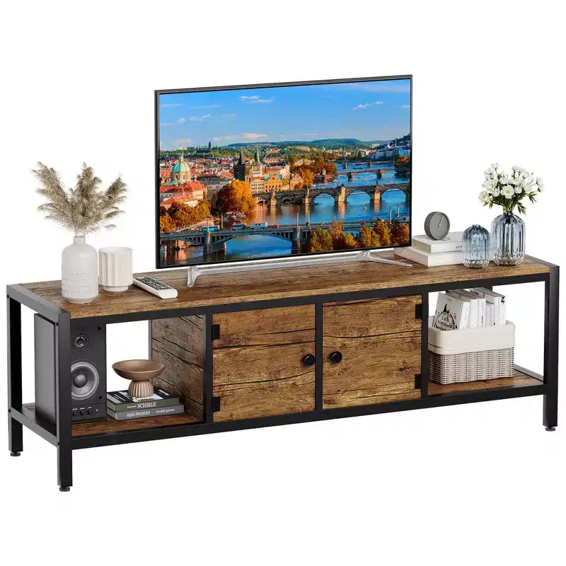 Mueble de TV de 65 pulgadas, mueble de TV rústico con 2 espacios de almacenamiento cerrados y compartimento abierto, mesa de mueble de TV de madera con patas ajustables