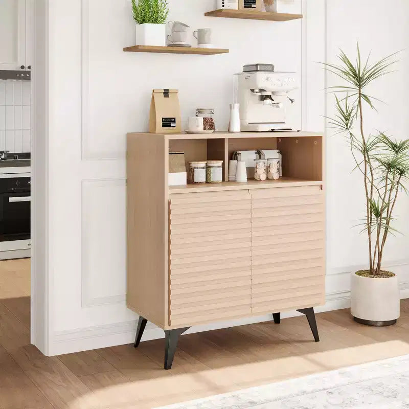 Mueble bajo estriado - Aparador con patas de metal y estantes para sala de estar y recibidor