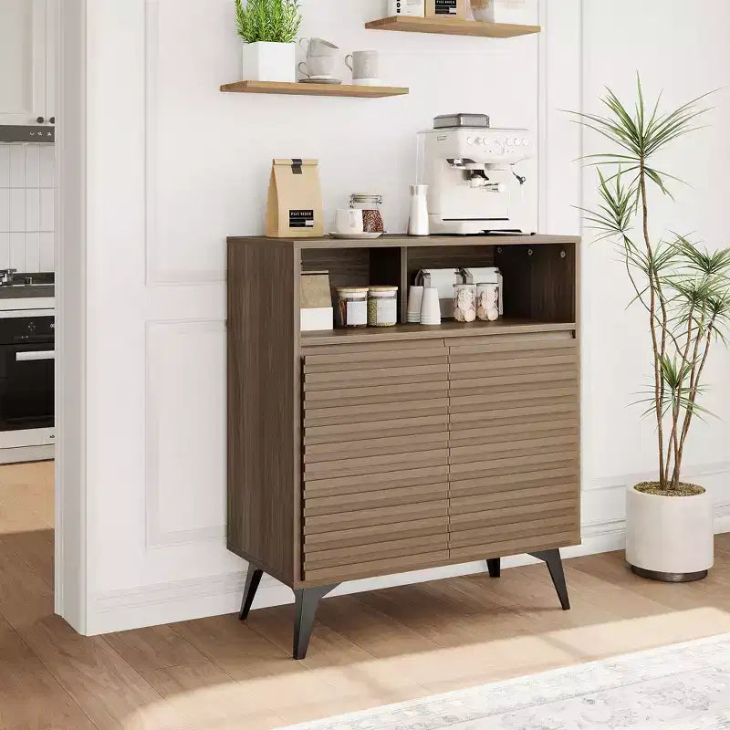 Mueble bajo estriado - Aparador con patas de metal y estantes para sala de estar y recibidor