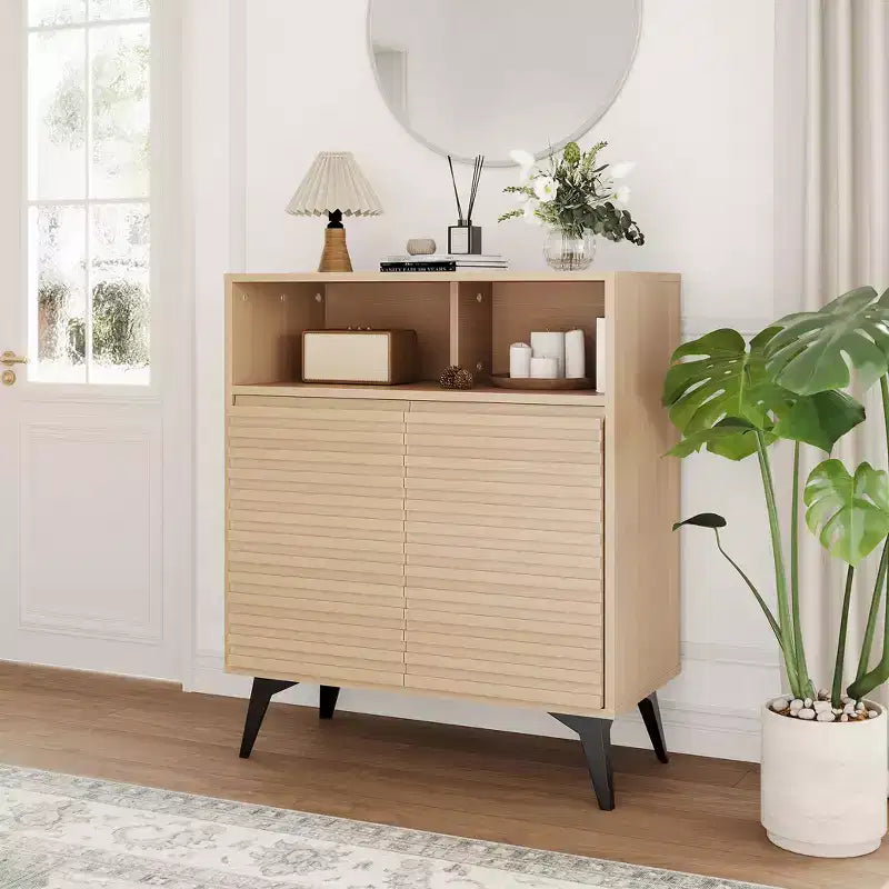 Mueble archivador acanalado - Credenza con patas de metal y estantes para sala de estar y recibidor