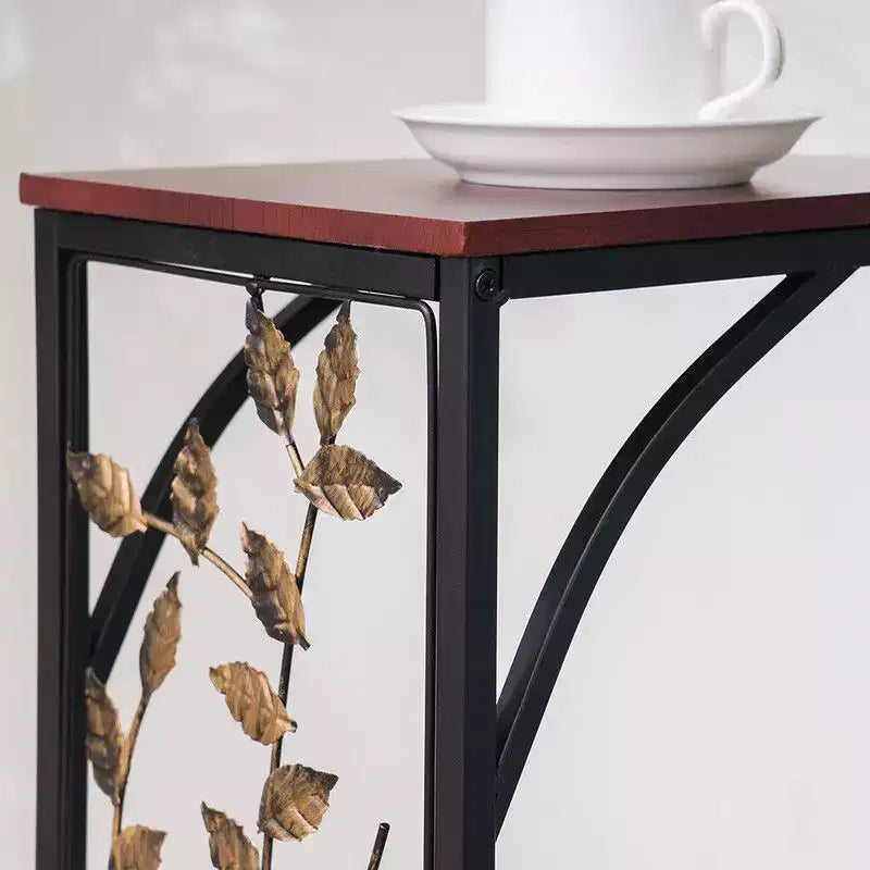 Mesa auxiliar desmontable de una sola capa en forma de C con tablero de densidad marrón, estructura de hierro con recubrimiento de polvo negro y diseño de hoja dorada en pincel