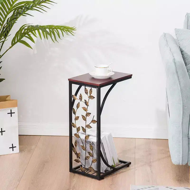 Mesa auxiliar desmontable de una sola capa en forma de C con tablero de densidad marrón, estructura de hierro con recubrimiento de polvo negro y diseño de hoja dorada en pincel