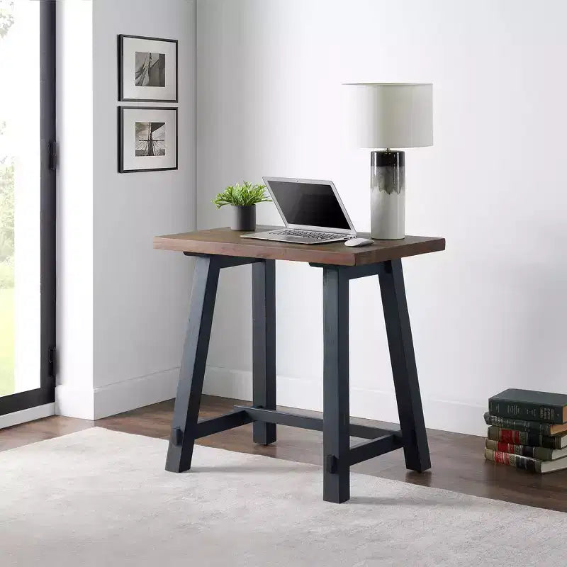 Escritorio Pequeño Adam de Madera Maciza de 32" Rústico Natural: Patas de Caballete Industriales, Superficie de Pino