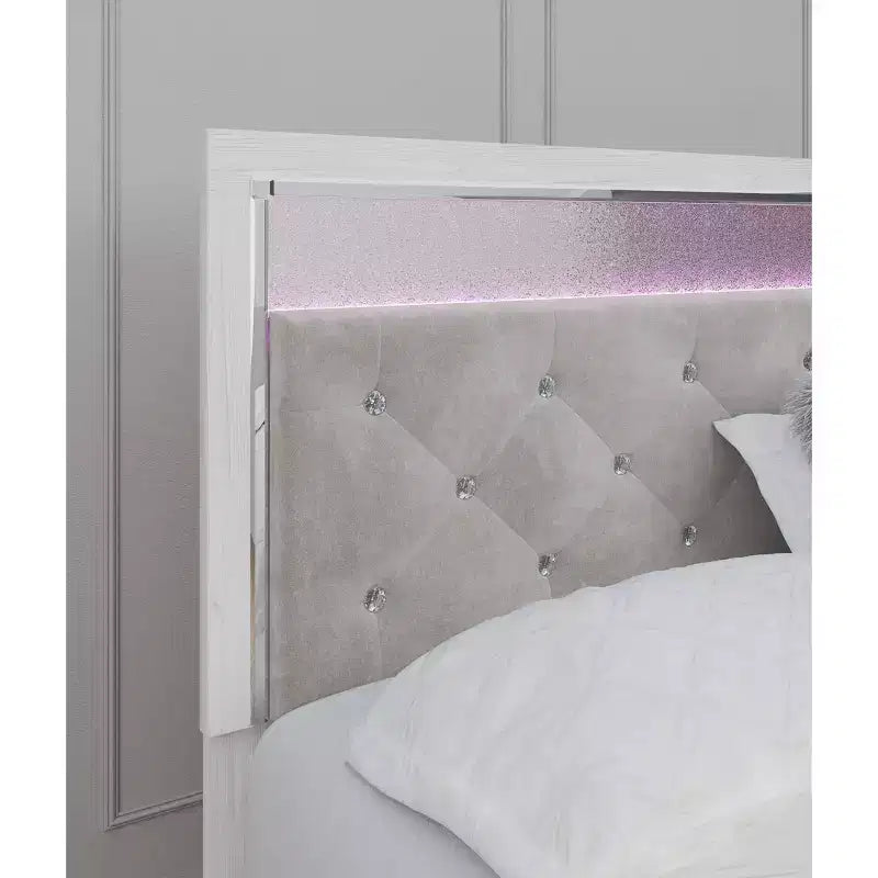 Cabecero de panel tapizado Altyra blanco para cama King/California King: detalles cromados, iluminación LED